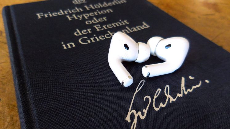 Buch »Hyperion« von Friedrich Hölderlin mit Kopfhörern (Foto: literaturcafe.de)