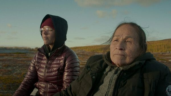 Marie-Andrée Gill (links) und Joséphine Bacon besuchen die Tundra, das Land ihrer Vorfahren, das Land der Älteren, das Land von Papakassik. (Foto: Maison4tiers)