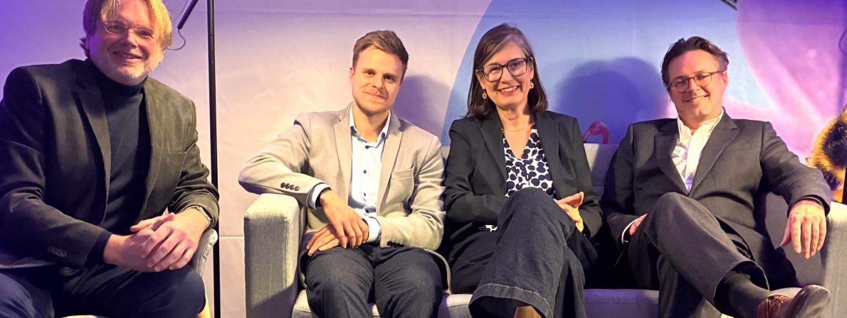 Fürs Foto zusammengerückt (von links): Moderator Wolfgang Tischer, Pierre Bourdon (ekz Bibliotheksservice), Bärbel Dorweiler (Thienemann Verlage) und Tom Kraushaar (Klett-Cotta)