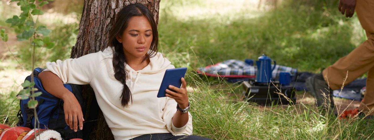 Leserin mit blauem Kindle (Foto:Amazon)