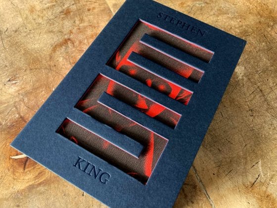 Der Schriftzug ES ist ausgestanzt, dahinter blickt einem vom roten Leinenumschlag der Clown Pennywise an.