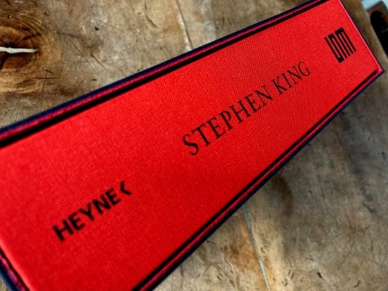 Der rote Leinenrücken der Prachtasugabe,