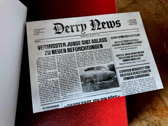 Dem Buch liegt eine kleine Titelseite der Derry News bei …
