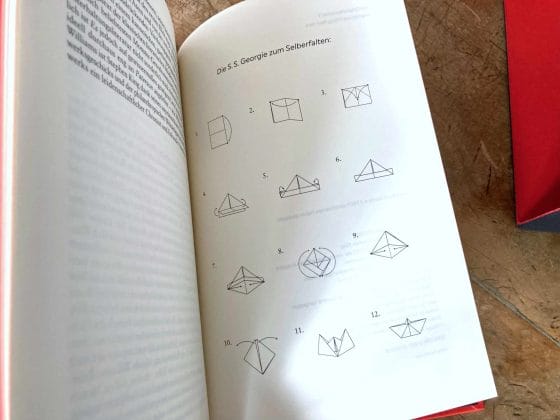 Mit der Anleitung am Ende des Buches kann man daraus ein Papierschiff falten …