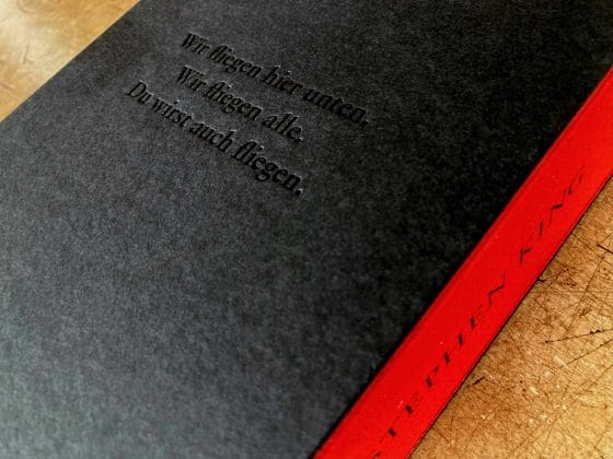 Die Schuber-Rückseite mit dem eingestanzten Zitat aus ES.