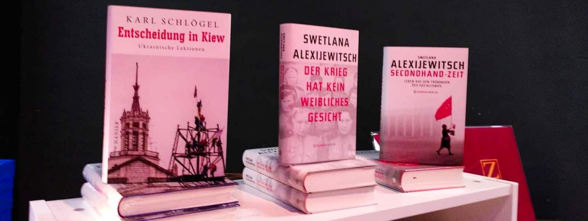Unerwartete Aktualität: Bücher beim Hanser Verlag (Foto: Isa Tschierschke)