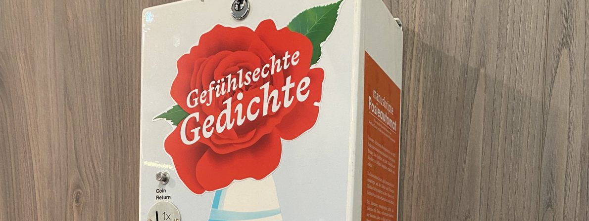 Originell umfunktionierter Kondomautomat: für 50 cent kann man sich sein persönliches Gedicht eines österreichischen Poeten ziehen…