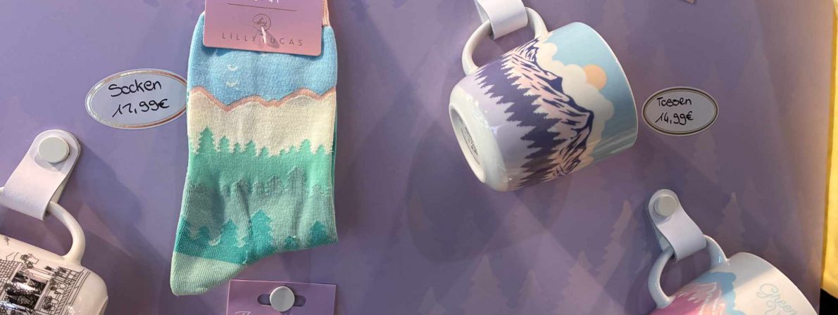 Socken nicht in Männergröße: Merch-Artikel zur Green Valley Reihe