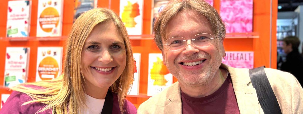 Lilly Lucas und Wolfgang Tischer vor dem Podcast-Gespräch auf der Frankfurter Buchmesse 2025