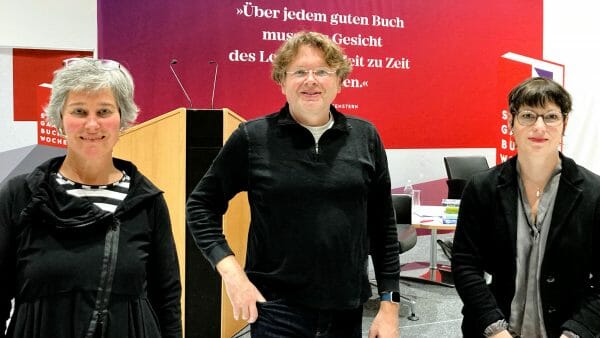 Quartett mit drei Personen: Barbara Knieling (links), Wolfgang Tischer und Ninja Jardin diskutierten am 27. November 2021 auf den Stuttgarter Buchwochen über Bücher (Foto: Susanne Martin)
