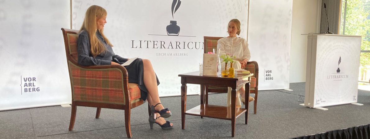 Nicola Steiner (links) spricht mit Autorin Verena Rossbacher über ihren preisgekrönten Roman (Foto: Tischer)