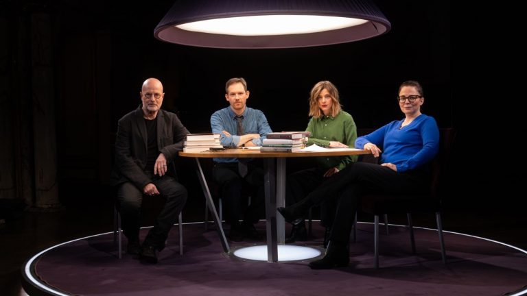 Das Literarische Quartett vom Februar 2026: * Sie reden durcheinander. *