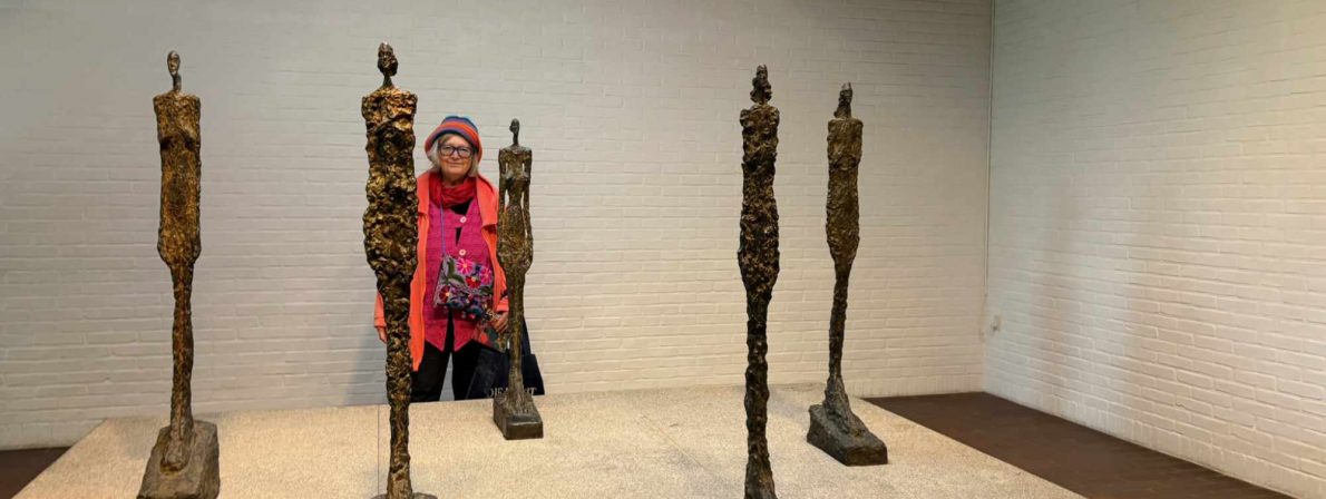 Die Autorin des Beitrags hinter einer beachtlich großen Sammlung von Giacometti