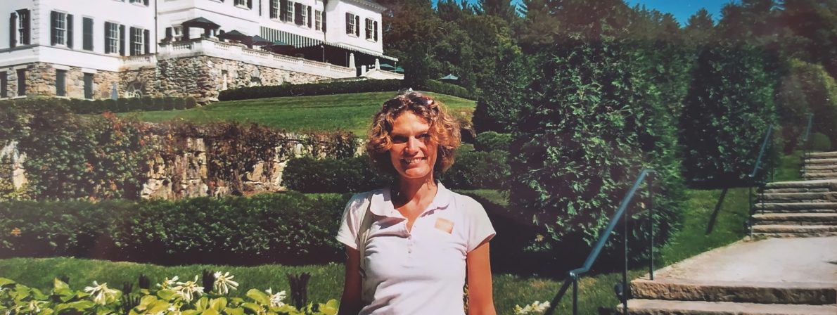 Isa Tschierschke vor Edith Whartons Anwesen The Mount in Massachusetts