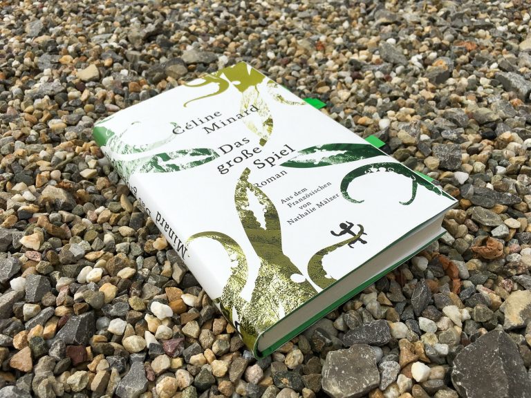 Céline Minard: Das große Spiel – mit Nonne auf Riemen