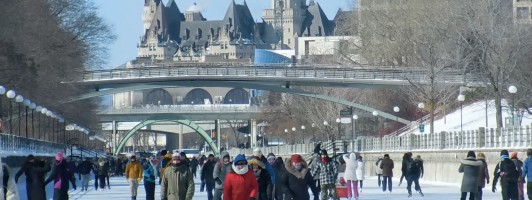 Eislaufen auf dem Rideau-Kanal in Kanada. Im Hintergrund das Fairmont-Hotel Chateau Laurier.