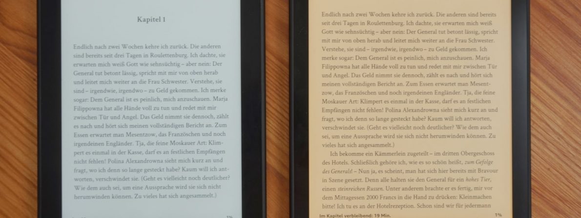 Paperyellow: Der Kindle Paperwhite 2021 (rechts) mit gelb eingestellter Farbtemperatur im Vergleich zum »nur weißen« Vorgänger (links). (Foto: literaturcafe.de)