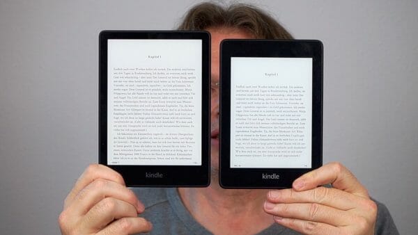 Deutlicher Unterschied: Die neue Version des Kindle Paperwhite (links) hat ein deutlich größeres Display als das Vorgängermodell (rechts)