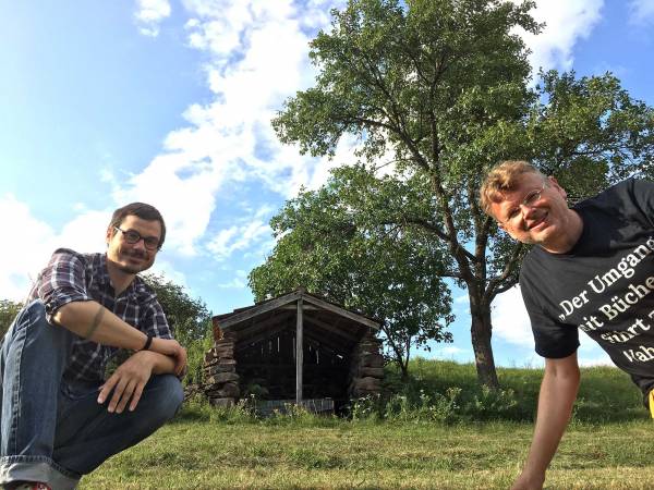 Fabian Neidhardt (links) und Wolfgang Tischer vor ihrer Podcast-Hütte im Schwarzwald