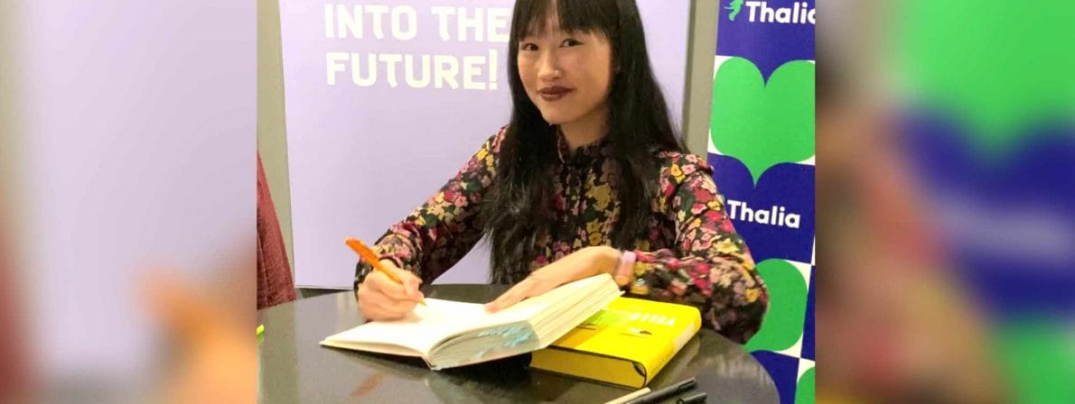 Rebecca F. Kuang signiert nach ihrer Lesung in Stuttgart (Foto: Tischer)