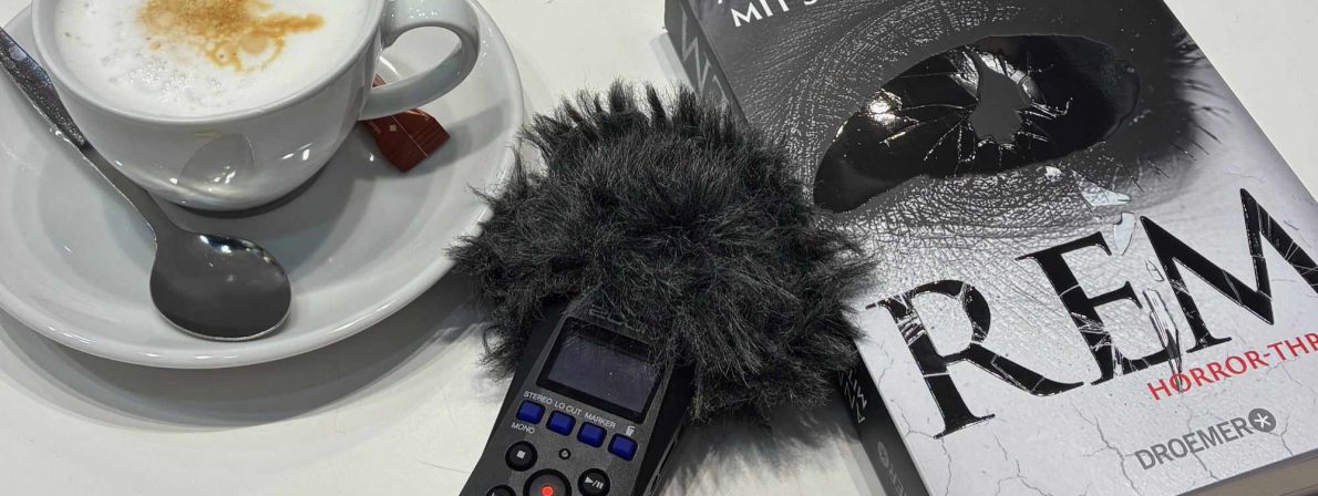 Vor dem Interview: Kaffee, Aufnahmegerät und REM-Roman
