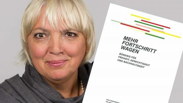 Die künftige Kulturstaatsministerin Claudia Roth (Die Grünen) und der Entwurf des Koalitionsvertrags (Foto: Wikipedia/Sven Teschke/CC-by-sa-3.0 de)