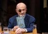 Sir Salman Rushdie sitzt unter der Lampe am Tisch des Literarischen Quartetts vom Mai 2024 und hält »Die Verwandlung« von Franz Kafka in der Hand (Foto: ZDF/Jens Gyarmati)