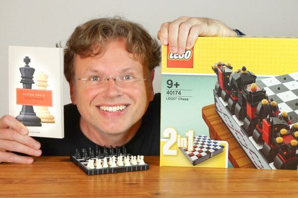 Doppelt und dreifaches Schachspiiel: Mit Lego wird gebaut, über Bücher wird geredet.