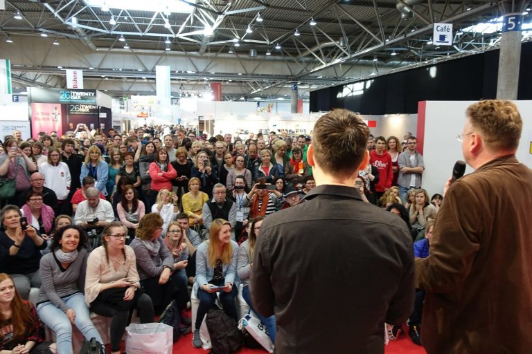 Klaus-Peter Wolf, Martin Sonneborn, J. S. Wonda, Elias Hirschl und Markus Heitz – literaturcafe.de auf der Leipziger Buchmesse 2024
