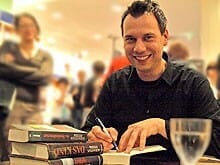 Sebastian Fitzek signiert seine Bücher