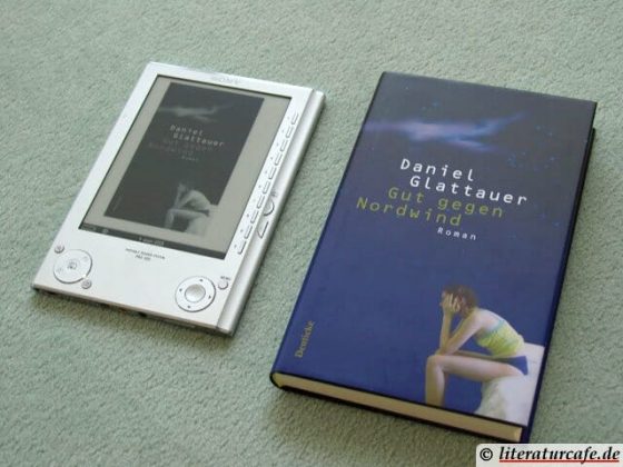 SONY-PRS-505-Reader im Vergleich zum Buch