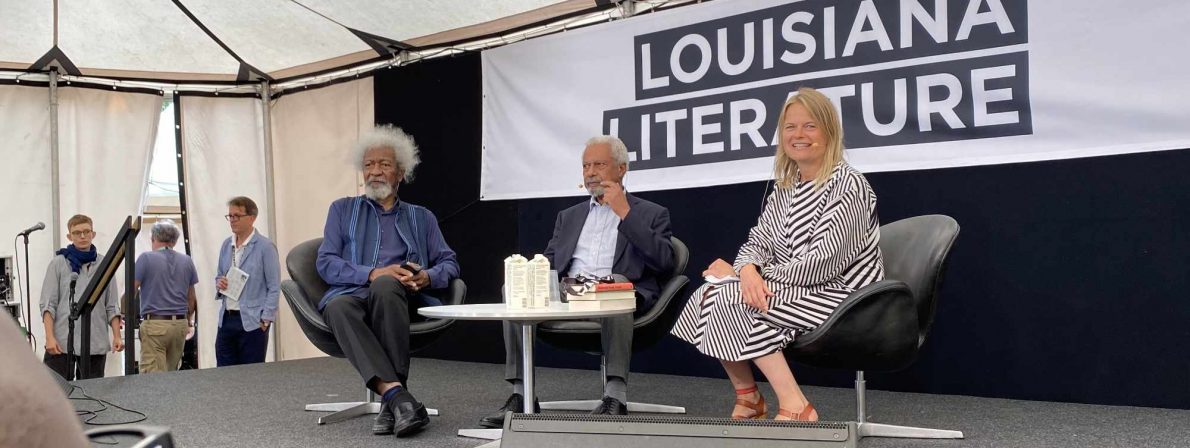 Ein Bühnengespräch zwischen zwei Literaturnobelpreisträgern gehört überall auf der Welt zu einer großen Seltenheit: Wole Soyinka, Abdulrazak Gurnah und Moderatorin Lotte Folke Kaarsholm