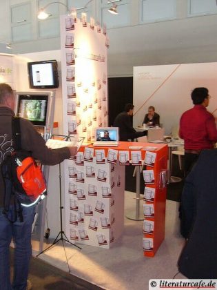Kreativ mit Postkarten und Notenständer: Der Stand ist gerettet