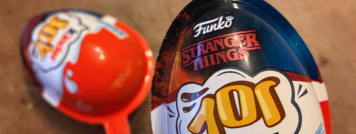 Das ›Stranger Things‹-Logo auf dem Kinder Joy Ei steht kopf – passend zur Upside Down (Foto: literaturcafe.de)
