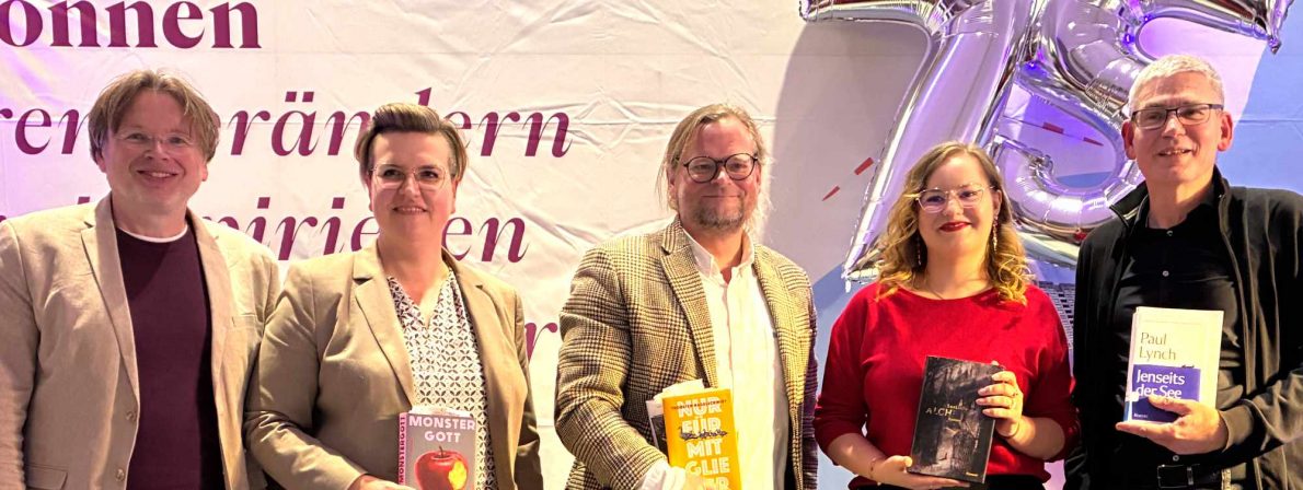 Die Stuttgarter Bücherrunde 2025: (v.l.n.r.) Wolfgang Tischer  (Moderation), Fleur Hummel, Kristoffer Mauch, Mareike Winter und Michael Steffel