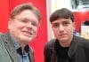 Elias Hirschl (rechts) und Wolfgang Tischer vor dem Gespräch auf der Bühne der Leipziger Buchmesse