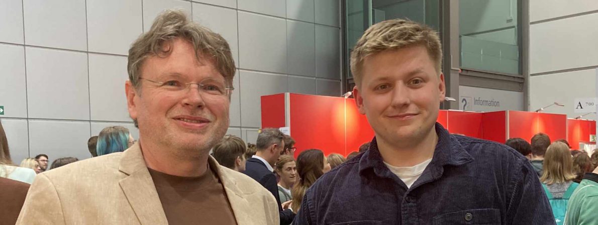 Sebastian »El Hotzo« Hotz (rechts) und Wolfgang Tischer vor ihrem Gespräch auf der Leipziger Buchmesse (Foto: Neidhardt)