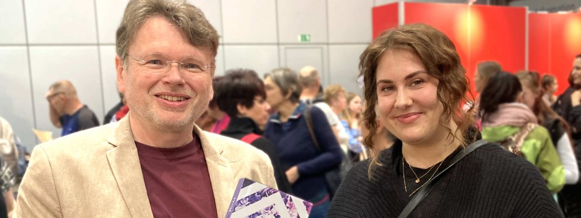 Laura Kneidl und Wolfgang Tischer vor ihrem Gespräch auf der Leipziger Buchmesse (Foto: Neidhardt)