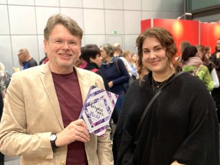 Podcast: Laura Kneidl über »Vergiss uns. Nicht.« und das Schreiben von New Adult