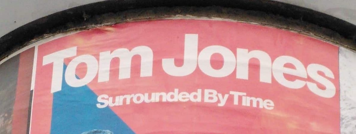 Tom-Jones-Plakat, dahinter die Lesungen