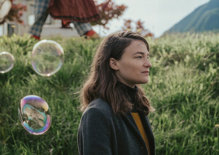 »Vier minus drei« im Kino – Wir verlosen Tickets und das Buch von Barbara Pachl-Eberhart