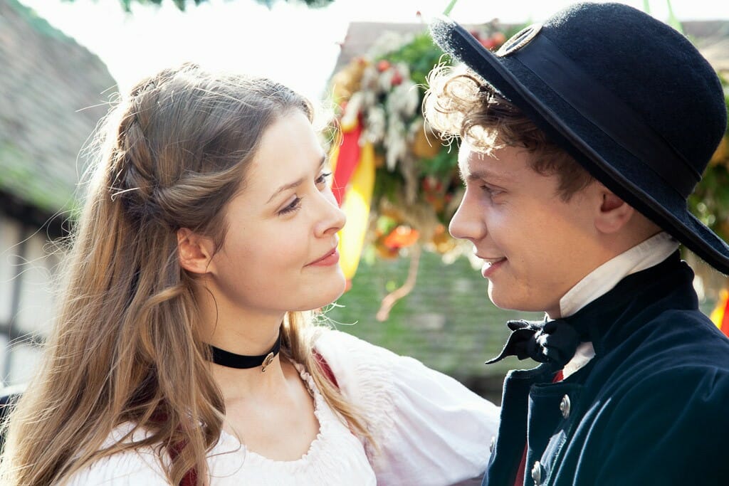 Peter Munk (Rafael Gareisen) hat sich in Lisbeth (Laura Louisa Garde) verliebt. (Foto: ZDF/Sandra Bergemann)